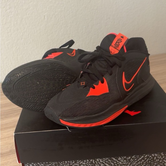 Nike Kyrie - Picture 1 of 2